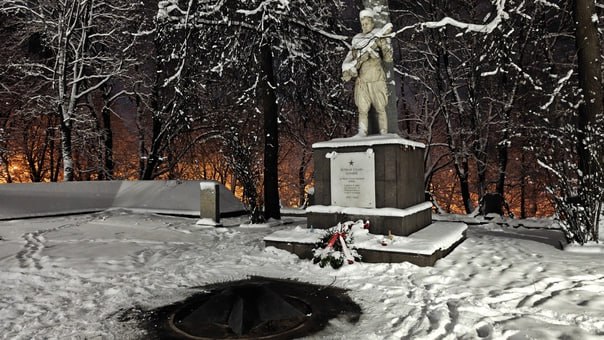 Поход двух школьников к Вечному огню в Красном Селе закончился в полиции  Как сообщили в пресс-службе ГУ МВД по Петербургу и Ленобласти, накануне около шести вечера в полицию Красносельского района поступило сообщение о происшествии в местном парке. Очевидцы сообщили, что неизвестные потушили Вечный огонь.   Полицейские скоро нашли двоих восьмилетних школьников. В присутствии их взрослых представителей в отделе провели беседу.     Паблик «Транспортный КОЛЛАПС, Красное Село»