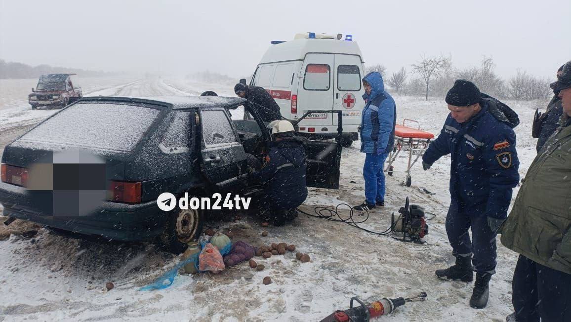 Женщину-водителя заблокировало в автомобиле после ДТП в Ростовской области.  Авария произошла сегодня на 135-м километре трассы Миллерово — Вешенская в Шолоховском районе. Из-за скользкой дороги автомобили столкнулись.  В результате аварии женщину-водителя зажало в салоне автомобиля. Её ноги оказались прижаты металлическим обломком повреждённой машины, и она не могла самостоятельно выбраться. Свидетели вызвали спасателей.  Спасатели с использованием специального оборудования освободили пострадавшую и передали её бригаде скорой помощи. Водитель второго автомобиля отказался от медицинской помощи.