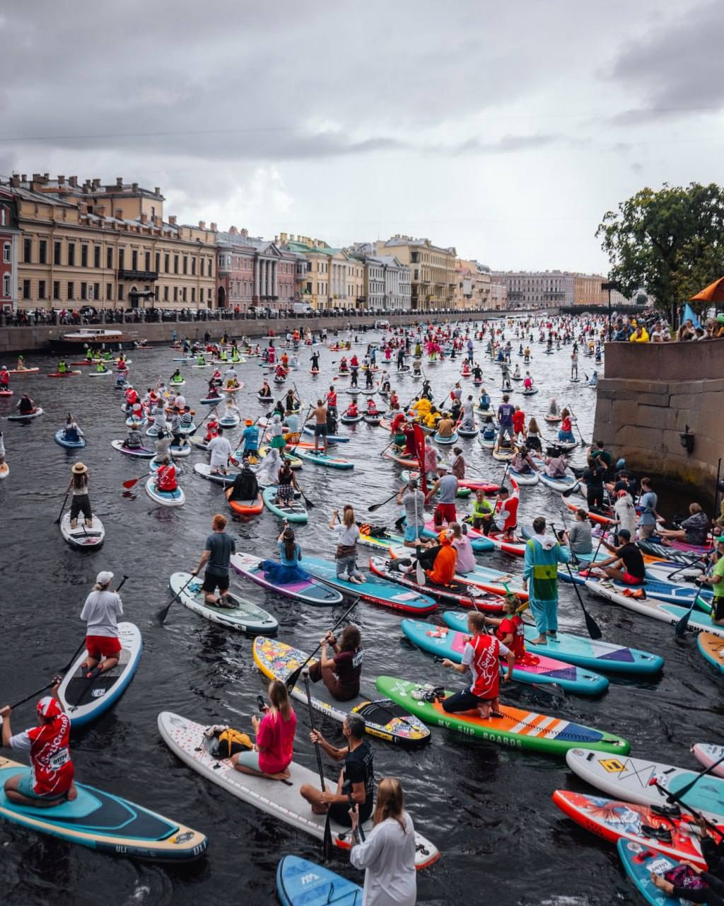  Фестиваль "Фонтанка SUP" пройдёт 2 августа в центре Петербурга. Участники проплывут под 27 мостами и увидят знаковые места — от Инженерного замка до Казанского собора. Старт и финиш — на Мойке у Марсова поля. Фестиваль объединит сапсерферов, их семьи и тысячи зрителей. ⏰ Время: с 08:00 до 15:30. andrei_mikhailov – жми тут / Прислать новость #спб #питер #петербург