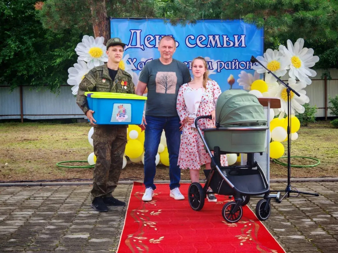 Администрация Хабаровского района обеспечит новорождённых самым необходимым Глава Хабаровского района Сергей Будкин дал старт новой традиции — с 8 июля текущего года всем мамам, имеющим прописку в муниципалитете, будет вручаться бокс для новорожденных. Мера поддержки будет реализована в рамках нацпроекта «Семья», инициировано президентом России Владимиром Путиным. По информации пресс-службы районной администрации, бокс включает в себя различные пелёнки, зимний комбинезон-трансформер и комбинезон-слип, шапочку, кокон-матрац, соску, пустышку, бутылочку для кормления, подгузники, крем, гель для купания, влажные салфетки, ватные диски и палочки, полотенце для купания, термометр для воды, ножницы, пеленальный коврик и погремушку.