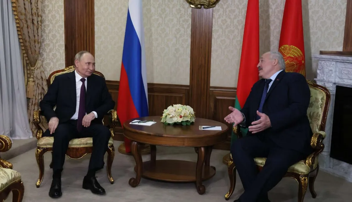 Президенты России и Белоруссии обсудили сотрудничество с Северной Кореей Президент Белорусии Александр Лукашенко и Президент России Владимир Путин обсудили реализацию проектов в трёхстороннем формате с участием Северной Кореи По итогам визита в Северную Корею Лукашенко и Ким Чен Ын подписали около десяти соглашений в сферах промышленности сельского хозяйства образования здравоохранения информации и печати физической культуры и спорта В перспективе трёхстороннее сотрудничество возможно в развитии транспортной инфраструктуры машиностроении и тракторостроении фото crimea ria ru Подписывайтесь на Недебри в Max