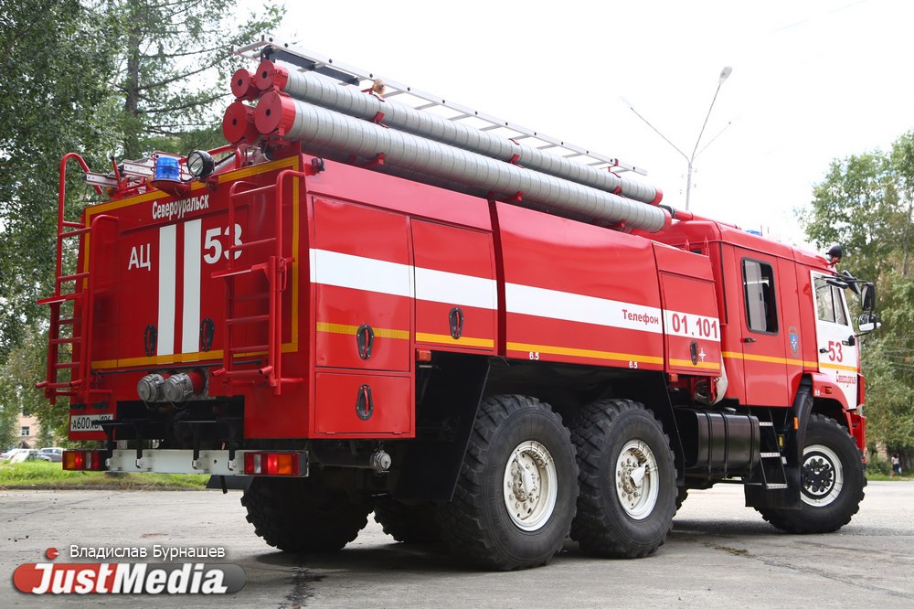 Два центра сбора гуманитарной помощи для бойцов СВО сгорели в Нижнем Тагиле Пожар произошел вечером 28 января Пострадали штабы Искра жизни и Время действовать расположенные на улице Вогульской Предварительная версия причины возгорания умышленный поджог Сначала загорелся волонтерский центр Искра жизни когда пожарные его тушили вспыхнул центр Время действовать В обоих случаях криминалисты обнаружили разбитые окна и следы бутылок с коктейлем Молотова По словам руководителя Искры жизни Андрея Банникова почти вся гуманитарная помощь собранная в центре уничтожена Волонтеры планировали в ближайшие дни отправить тир фуры с грузом в зону СВО Штаб Время действовать отправил несколько крупных партий гуманитарной помощь в Донецк незадолго до инцидента justmediaru