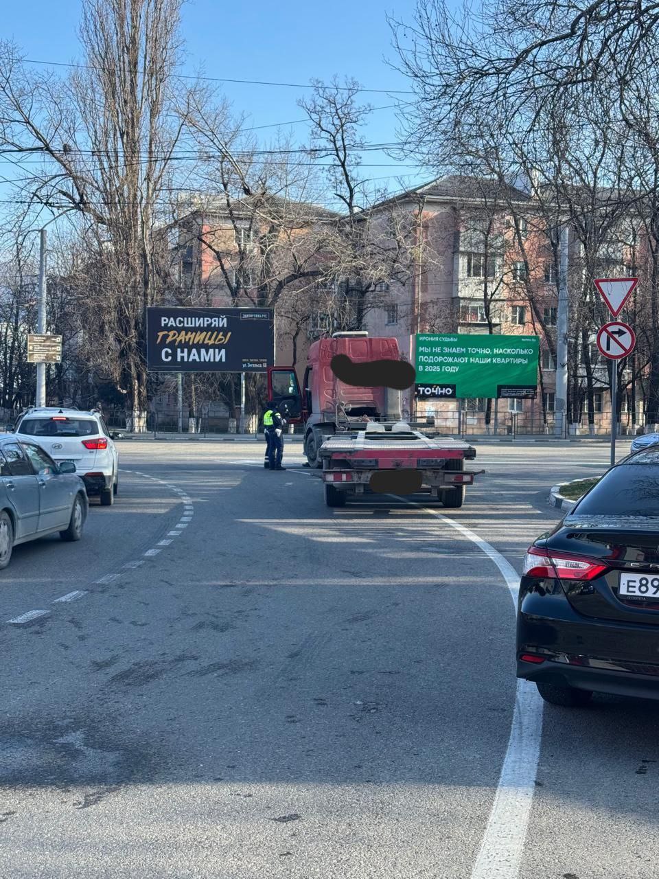 В целях стабилизации обстановки на улично-дорожной сети города, сотрудниками ОР ДПС проводятся рейдовые мероприятия, направленные на пресечение административных правонарушений всеми категориями участников дорожного движения.   За сутки , составлено 79 административных материалов.    За проезд на запрещающий сигнал светофора  к ответственности привлечено 9 водителей   К ответственности за нарушение правил перехода проезжей части составлено 12 материалов, в отношении пешеходов   На водителей грузового транспорта, за нарушение требований  дорожных знаков составлено 4 административных материала.   15 водителей привлечены к ответственности за управление транспортным средством, пропускная способность стёкол  которых, превышает установленные нормы.  Со всеми категориями участников дорожного движения, проводится разъянительная и профилактическая работа.  Уважаемые участники дорожного движения! Рейдовые мероприятмя будут продолжены, обращаем Ваше внимание на неукоснительное соблюдение требований Правил дорожного движения и взаимное уважение к друг другу на дороге.