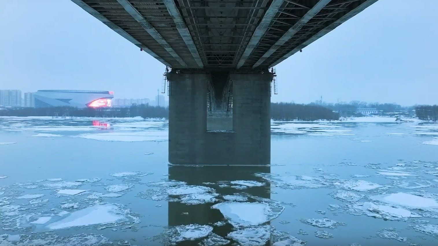 В Омске перенесли закрытие моста у Телецентра    Сегодня, 21 ноября, на пресс-конференции, директор департамента транспорта Вадим Кормилец сделал сенсационное заявление.   По его словам, сроки частичного перекрытия моста у Телецентра для ремонта сдвигаются с полуночи 24 ноября до полуночи 30 ноября. Ориентировочная дата открытия движения, 1 мая, пока не сдвигается.    На 30 ноября переносится и изменение движения транспорта, анонсируемое ранее городскими властями.