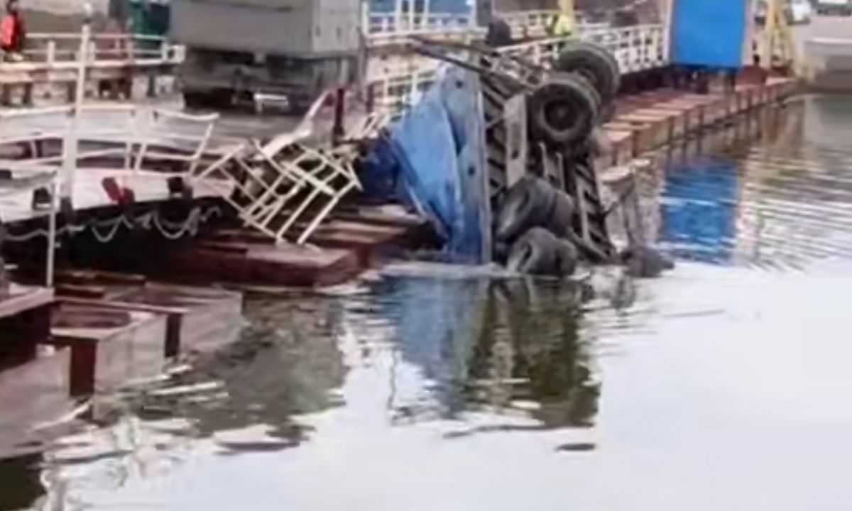 Очевидцы показали последствия падения грузовика с моста в Воронежской области     Очевидцы события активно делились видео с места происшествия в соцсетях и телеграм-каналах, на которых видно, как прицеп плавно опускается в воду. Спасатели пытались вытянуть фуру, но, не сумев этого сделать, водитель принял решение отцепить прицеп. В момент падения его состояние уже было критическим.  ↗  Прислать новость   Подписаться