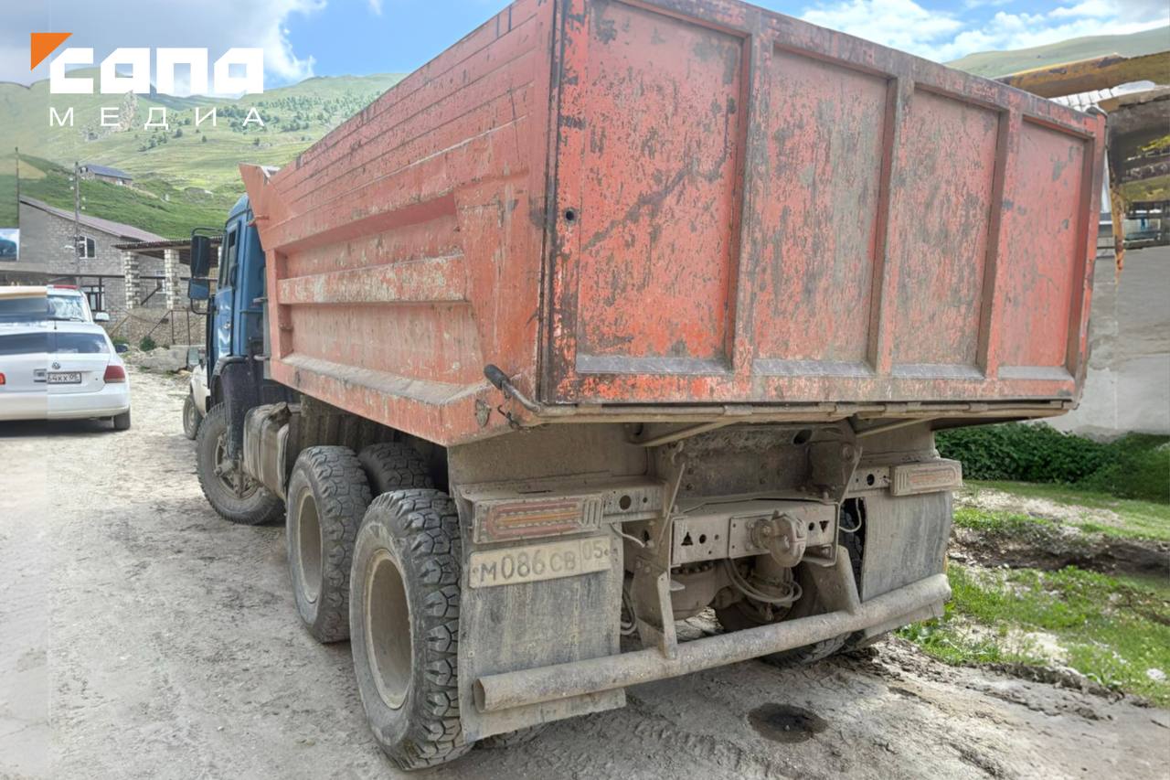 В Дагестане под колесами КамАЗа погибла одиннадцатиклассница Авария произошла накануне примерно в 13:00 в селе Аймаки Гергебильского района, сообщает МВД республики. 41-летний водитель за рулем КамАЗа ехал задним ходом. На проезжей части он сбил 16-летнюю местную жительницу, от полученных травм девушка скончалась на месте. По данным источника «Сапы», мужчина за рулем грузовика — глава одного из сел. Предварительно, он не заметил школьницу, проходившую позади КамАЗа. Погибшая училась в 11-м классе, то есть накануне трагедии для нее прозвенел последний звонок.