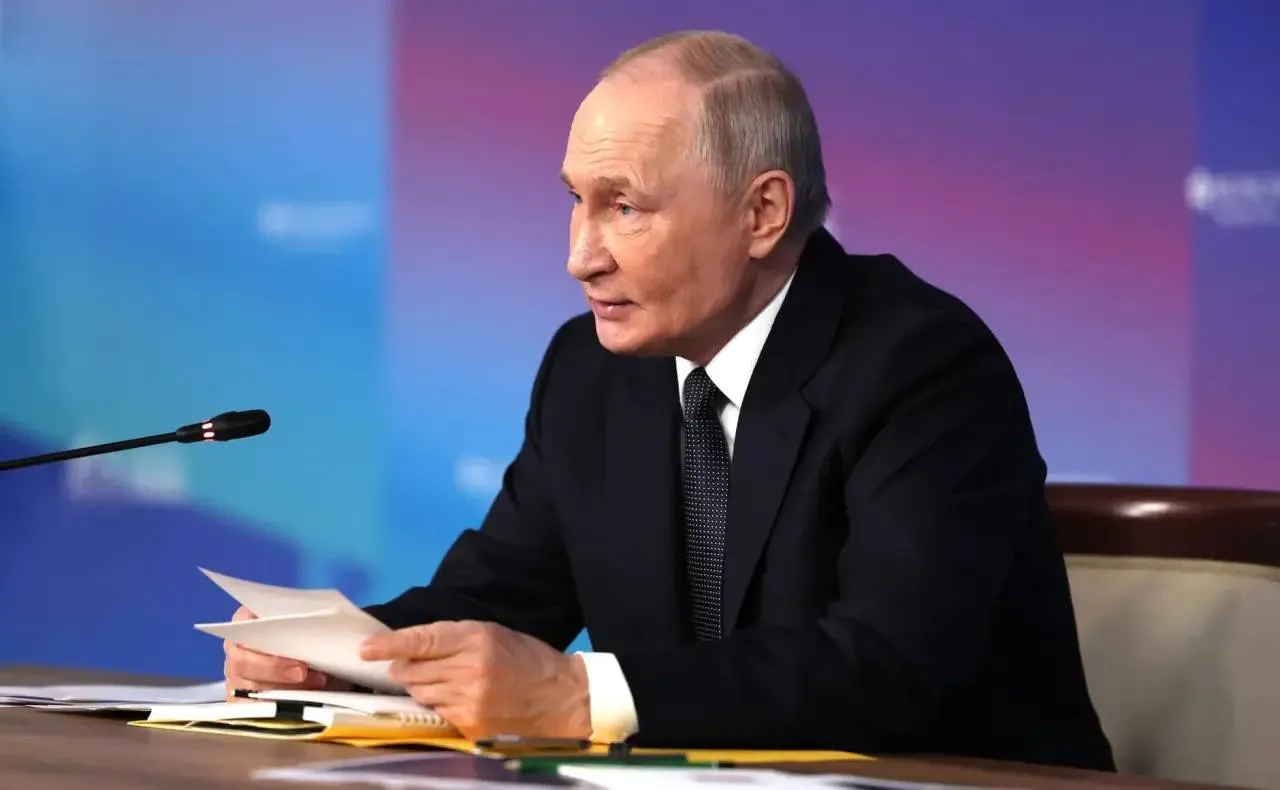 Андрей Чибис обсудит развитие Арктики с Президентом и Правительством Совещание с членами Правительства России по теме развития Арктической зоны России и Трансарктического транспортного коридора проведёт завтра Владимир Путин Среди основных докладчиков наряду с зампредом Правительства полномочным представителем Президента в Дальневосточном федеральном округе Юрием Трутневым зампредом Правительства Виталием Савельевым гендиректором Росатома Алексеем Лихачёвым выступит председатель комиссии Госсовета по направлению Северный морской путь и Арктика Андрей Чибис сообщает пресс служба Кремля