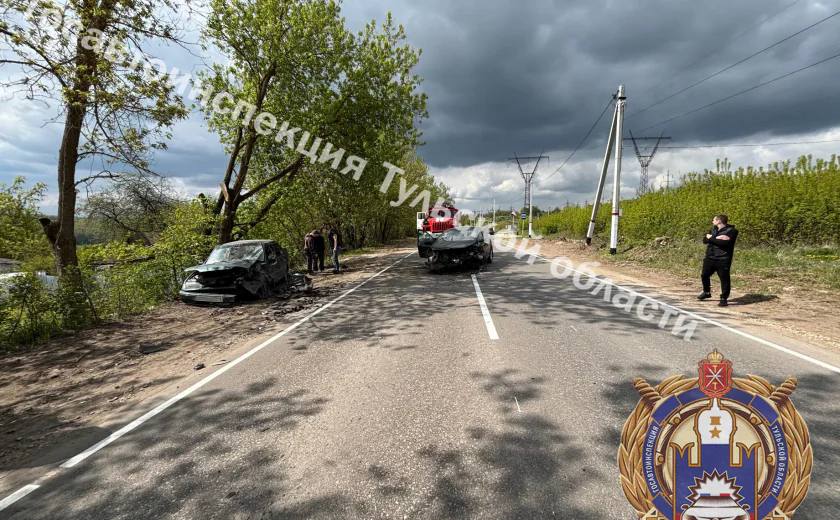 Двое человек пострадали в ДТП с Peugeot и «Ладой» в Алексине. В Алексине 13 мая в 10:45 на 2-м километре дороги мкр-н Соцгород — мкр-н Петровское произошло ДТП. По предварительной информации регионального управления Госавтоинспекции, 41-летний мужчина на Peugeot поворачивал налево, не предоставил преимущества в движении и столкнулся с «Ладой». За рулем второй легковушки был 21-летний мужчина. В результате аварии водитель иномарки и 45-летняя пассажирка «Лады» получили травмы. Им оказали медицинскую помощь. Источник Тульская пресса