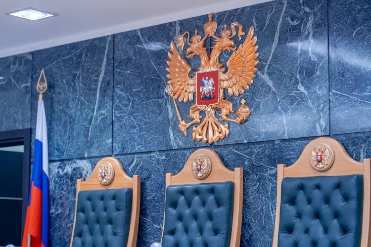 Оскверняла символы Дня Победы: суд Краснодара вынес приговор гражданке Греции 9 мая 2022 года, находясь за границей, дама выложила в сеть пять коллажей с образами «Георгиевской ленты», плаката «Родина-мать зовёт!», Вечного огня и надписью «9 мая — День Победы». По данным суда, изображения содержали оскорбительные элементы, унижающие память о подвиге народа в Великой Отечественной войне. Девушка признала вину и раскаялась. Суд назначил ей один год условного лишения свободы, запретил администрировать сайты и публиковать что-либо в интернете в течение двух лет. Приговор пока не вступил в силу, отметили в пресс-службе судов Краснодарского края. Отправить новость Подписаться