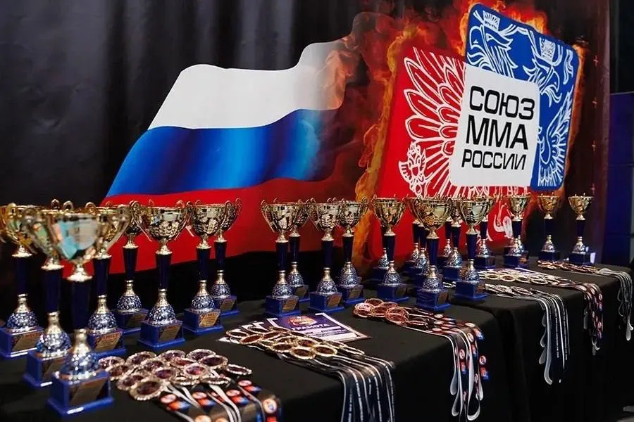 Международная федерация ММА восстановила членство Союза ММА России Российских юниоров допустили к участию в международных соревнованиях с национальными флагом и гимном Это первый шаг к полноценному возвращению наших бойцов смешанных единоборств на мировую арену Ранее полный допуск получили наши дзюдоисты и самбисты Победители первенства России 12 17 лет которое прошло в Алуште смогут принять участие в международных соревнованиях IMМAF уже в этом году написал министр спорта Михаил Дегтярев в Telegram канале Подписывайтесь на РИА Новости Спорт в Mакс