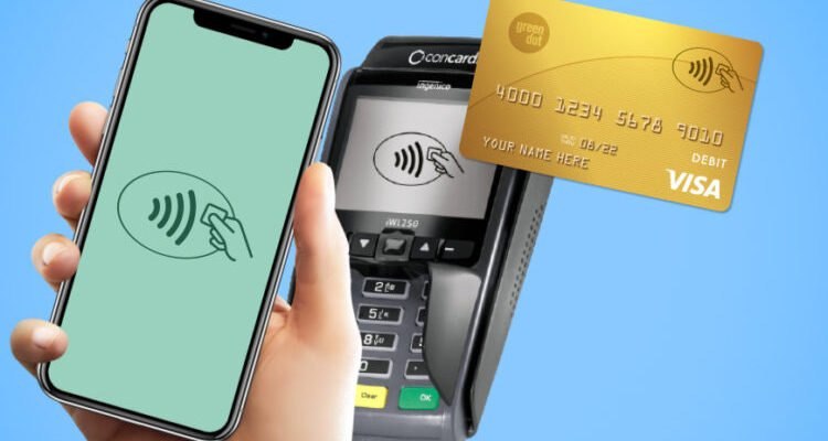 Аферисты научились превращать телефоны в банковские карты при помощи NFC Преступная схема начинается с обычного звонка под бытовым предлогом Злоумышленники заводят диалог в ходе которого добиваются кода из СМС чтобы получить доступ к Госуслугам А затем вновь связываются с жертвой и сообщают о якобы взломе аккаунта Если человек верит то его убеждают снять деньги со счетов и удалить онлайн банк А затем действует классическая схема Под предлогом перевода средств на безопасный счет жертве предлагают установить новое банковское приложение Если человек это делает его телефон превращается в банковскую карту злоумышленников А дальше жертва внесет деньги через банкомат приложив телефон и больше их никогда не увидит Подписаться на truekpru Читать нас в MAX