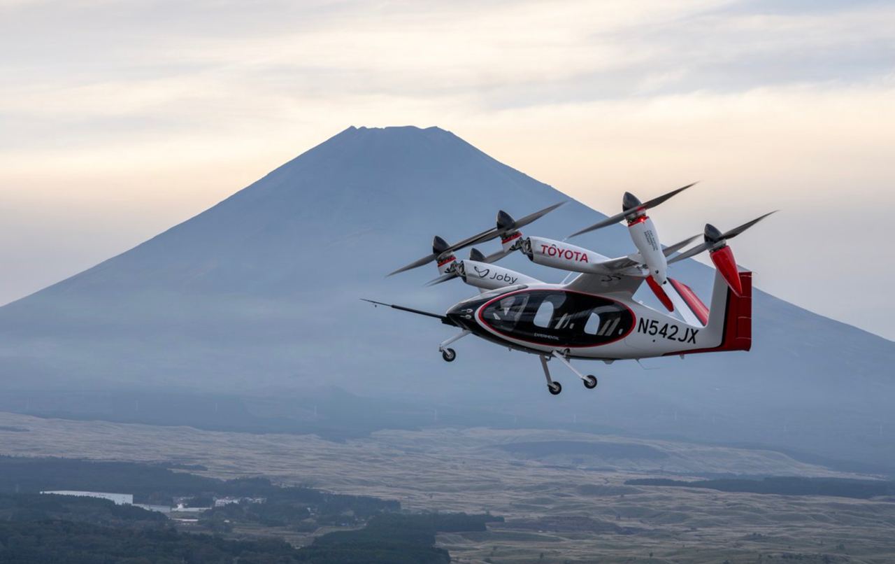 Joby Aviation вместе с Toyota провела первое международное испытание своего электрического «воздушного такси»  Четырехместный eVTOL пролетел на фоне горы Фудзи.