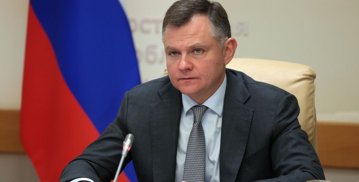 Губернатор Слюсарь осудил дискриминацию в школе Азова Губернатор Ростовской области Юрий Слюсарь выразил возмущение из за табличек Малоимущие и СВО в школе Азова назвав их дискриминацией и поручил усилить контроль организации питания а директору вынесен выговор Филатова предложила шведский стол в школах В столовой одной из школ города Азова установили таблички с надписями Малоимущие и СВО Эти действия были охарактеризованы как грубейшая дискриминация губернатором Ростовской области Юрием Слюсарем Он заявил об этом в своем Telegram канале Подобные меры по его словам являются явной дискриминацией и трудно даже представить насколько неудобно могли чувствовать себя дети в данной ситуации Такие действия не только унижают детское достоинство но и способствуют возникновению травли внутри школьной среды что недопустимо подчеркнул он Губернатор отметил что каждое дитя имеет право на уважительное и равноправное отношение В связи с инцидентом директор школы получил выговор а заместителю губернатора Андрею Фатееву поручено проконтролировать организацию питания в области Ранее депутат Государственной Думы Ирина Филатова направила обращение к главе Роспотребнадзора Анне Поповой в котором предложила ввести в школьных столовых систему питания основанную на принципе шведского стола Подписаться на Новости Ростова Прислать новость Мы в Max rostovnews61