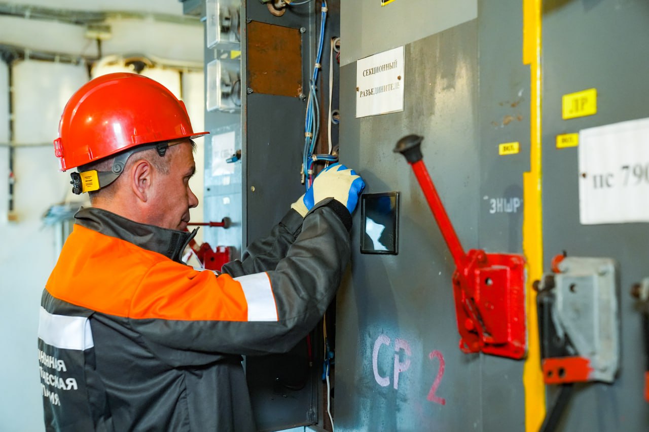 Около 1 8 тыс электроподстанций отремонтировали в столице в этом году В столице ежегодно реализуется комплекс мероприятий по повышению эффективности передачи и распределения электрической энергии В рамках программы 2025 года обновим порядка 2 тыс трансформаторных и распределительных подстанций на почти 90 объектов мероприятия уже завершены рассказал заместитель Мэра Москвы Петр Бирюков Такие работы проводятся в течение года с учетом пиковых нагрузок и праздничных дней Они позволяют повысить надежность электроснабжения городских предприятий социально значимых объектов и жилых районов Реализуем комплекс мероприятий в том числе высокотехнологичных  проводим капитальный и текущий ремонт силовых трансформаторов электрооборудования и заземляющих устройств  устанавливаем новые изоляторы средства релейной защиты и автоматики  контролируем и приводим в нормативное состояние изоляцию и контактные соединения  выполняем покраску металлоконструкций Бесперебойная работа энергетического блока Москвы находится на особом контроле регулярно проводятся проверки технического состояния оборудования при необходимости принимается решение о замене или ремонте Больше о событиях Москвы в каналах Мэра Москвы Сергея Собянина и Городское хозяйство Москвы в MAX