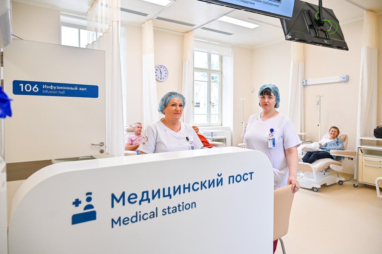 Сергей Собянин открыл межокружной ревматологический центр городской клинической больницы №1 имени Пирогова, который разместили в реконструированном лечебном корпусе №12, передает корреспондент Агентства «Москва».  В Москве создали в 2023 году 3 ревматологических центра, сконцентрировали там специалистов, оборудование. Ну и, конечно, встал вопрос по приспособлению помещений, новых зданий. Нашли здесь, в Пироговке, у вас старое здание, реставрировали его, реконструировали, приспособили под новые задачи, получилось как новое. Здесь можно уже в одном месте получать все виды услуг – и диагностику, и лечение, и наблюдение.   Реконструкция здания 1924 года постройки была начата в мае 2024 года и завершена в июне 2025-го.    В трехэтажном здании разместили консультативно-диагностическое отделение с зоной лучевой диагностики и аптечным пунктом, дневной стационар на 10 коек, кабинеты генно-инженерной биологической терапии и отделение ревматологии.    Для оснащения центра было закуплено около 90 единиц современной медицинской техники и мебели.    В центре работают 54 сотрудника, в том числе 28 врачей, большинство из которых имеют высшую квалификационную категорию, ученую степень или статус «московский врач». В 2024 году они провели более 54,3 тысячи консультаций.    «Москва»