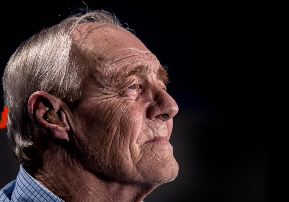 В Забайкалье отец убил из пистолета сына участника СВО Житель Читинского района летом 2025 года застрелил сына участника СВО который пытался убежать от отца через балкон но последний произвел точный выстрел и убил его Как выяснилось осужденный уже стрелял в контрактника в 2022 году но тогда последний спасся Пистолет осужденный нашел в 2020 году на территории Александрово Заводского района Это самодельный короткоствол калибра 5 6 миллиметра Пенсионер признал вину но указал что не хотел убивать своего сына Обвинение опровергло его доводы и доказало прямой умысел Бурятия Подробнее в Номер один Сообщить нам свою новость можно по кнопке Письмо в редакцию