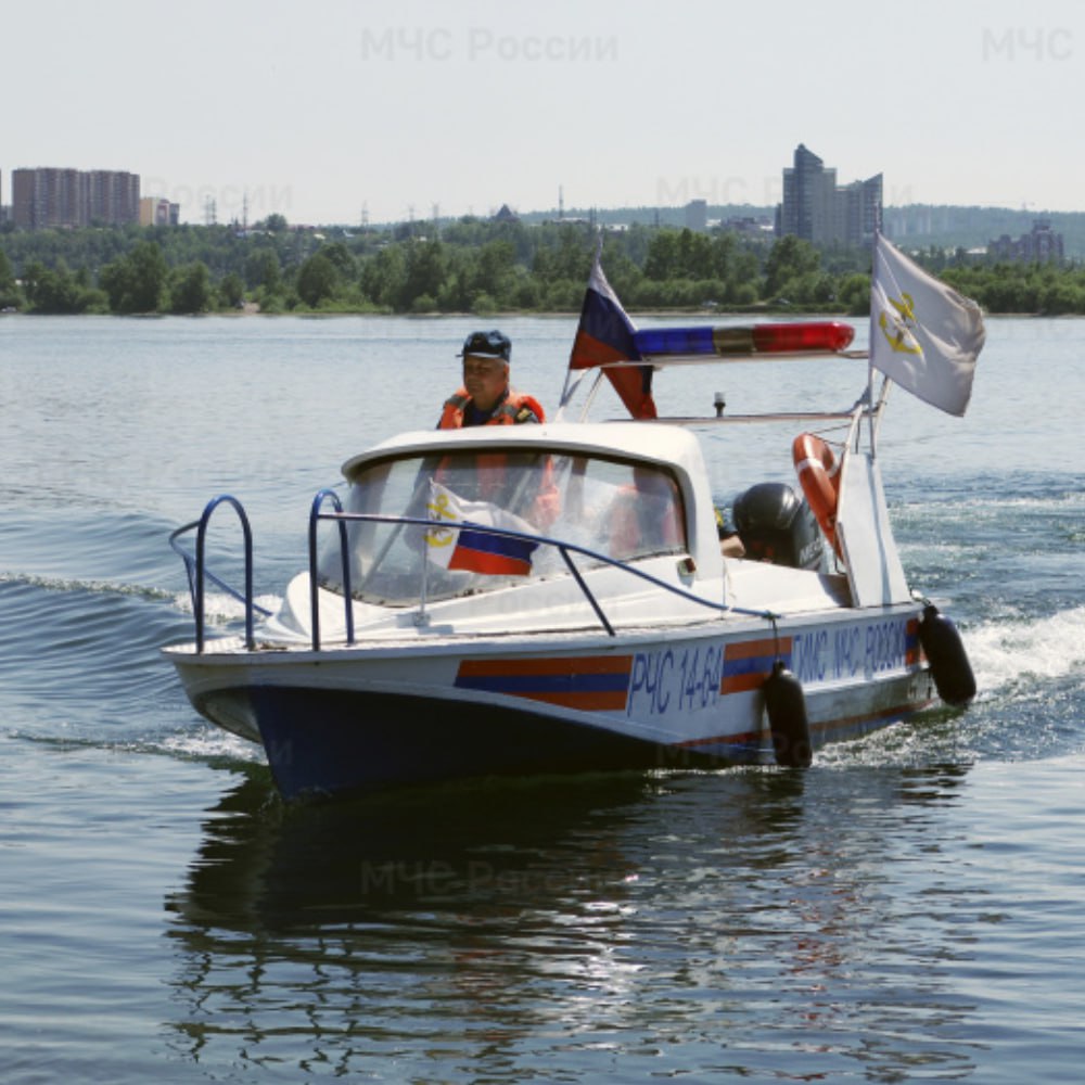 Навигация для маломерных судов открыта на Байкале и водохранилищах с 15 мая Тем самым сезон навигации в Иркутской области начался на всех водоемах. Для каждого типа маломерного судна установлены требования к оснащению. В частности, на каждом из них должны быть индивидуальные средства спасения - спасательные жилеты. Их количество должно соответствовать числу находящихся на борту людей. За нарушение правил плавания и эксплуатации судов водителям грозит административная ответственность. Так, за превышение скорости, стоянку в запрещенных местах или нарушение правил маневрирования и подачи сигналов судоводители заплатят от 500 до 1000 рублей или будут лишены прав на срок до шести месяцев. ГУ МЧС России по Иркутской области