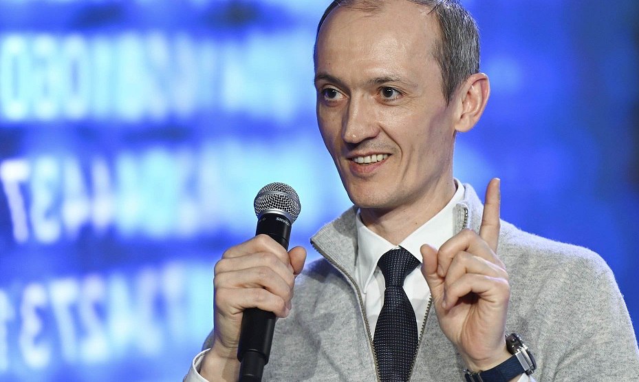 А ИМЕЙ 100 ИНВЕСТ ТОВАРИЩЕЙ Правкомиссия по законопроектной деятельности одобрила проект поправок Минэкономразвития МЭР к закону Об инвестиционном товариществе ИТ и Основам законодательства РФ о нотариате Об этом сообщили в секретариате цифрового вице премьера и главы аппарата Правительства Дмитрия ГРИГОРЕНКО фото Цель создать правовые условия для роста прямых и венчурных инвестиций в экономику России Пока отмечено в поясниловке механизм ИТ используют не активно Новеллы призваны перестроить пока не активно применяемый для инвестирования институт ИТ в инструмент вложений прежде всего в техсектор Среди положений законопроекта возможность привлечения капитала негосударственных пенсионных фондов НПФ расширение списка участников товариществ в т ч физлиц и создание отдельного вида ИТ для институциональных инвесторов инвестиционного финтоварищества ИФТ для вложений в фининструменты Кроме того предложили убрать ограничение max срока договора об ИТ сейчас до 15 лет для проектов с долгим инвестпериодом А также отменить т н нотариальное рабство удостоверение договоров ИТ единственным нотариусом В МЭР полагают что все это сработает С ограничением доступа к внешним рынкам капитала и уходом иноинвесторов власти делают упор на внутренние источники Предлагаемая МЭР модернизация института ИТ должна вроде как повысить интерес к ним частных инвесторов В МЭР сообщили что законопроект в т ч ограничивает ответственность по общим налоговым обязательствам товарищей вкладчиков для допуска к участию в договорах ИТ негосударственных пенсионных фондов НПФ Список участников ИТ предлагают расширить за счет физлиц объединений ИП без образования юрлица и НКО Предусмотрена также возможность создания ИТ с обособленным имуществом под управлением не только Российского фонда прямых инвестиций РФПИ Дмитриева но др товарищей ВАШУ ЦИФРУ В прошлом году в России зафиксировали превышение накопленных исходящих инвестиций над входящими Впервые за 8 лет По данным ЦБ накопленные остатки по исходящим прямым инвестициям из РФ в 2024 м снизились на 29 8 млрд до 230 млрд при этом остатки по входящим сократились вдвое больше на 63 3 млрд до 216 млрд
