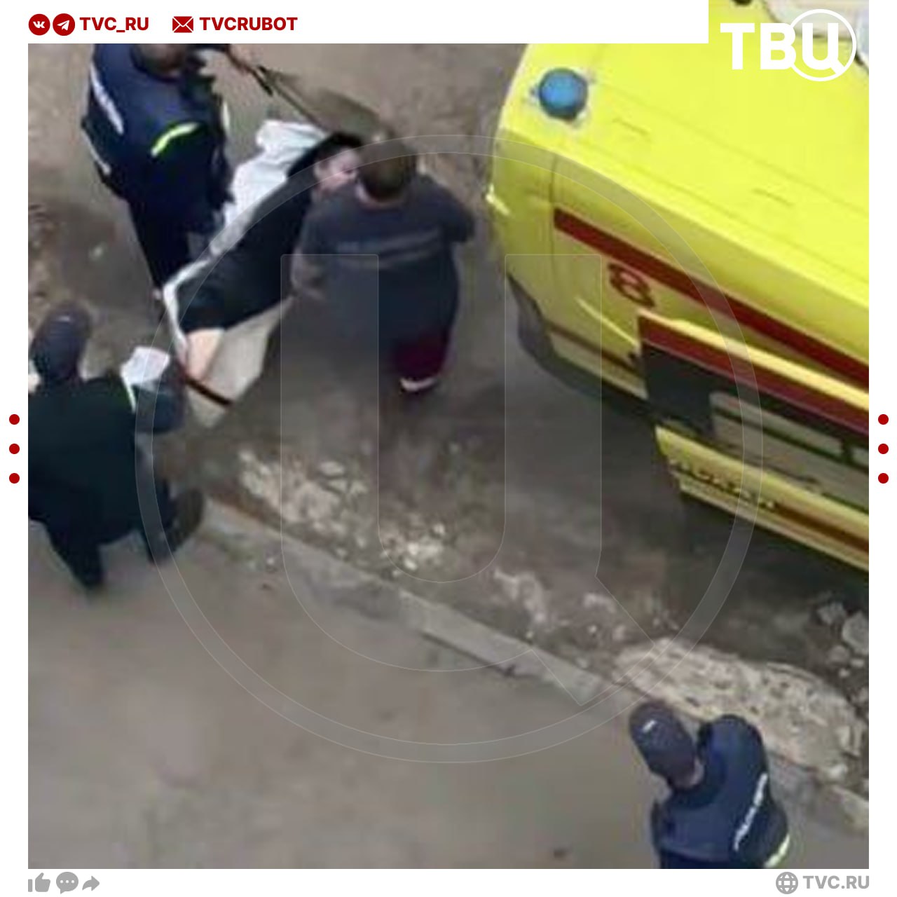 Мужчина взорвал предположительно гранату в многоэтажном доме в Туле сообщают местные каналы По данным СМИ пострадала женщина С осколочными ранениями ног её увезли на скорой Подписаться на ТВЦ в MAX