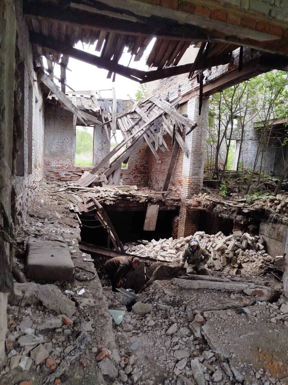 Мужчину завалило обломками заброшки в Новосибирской области. Кирпичное здание обрушилось на жителя поселка Льниха 26 мая. В этот момент с ним была знакомая, именно она услышала грохот и крики о помощи. Женщина сразу обратилась в МЧС. Пострадавшего спасли, сейчас он в больнице.
