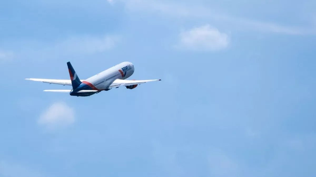 ТОЛК новости Барнаула Алтайского края и Республики Алтай Почти 300 россиян более суток не могут вылететь с Пхукета из за неисправного самолета Вылет рейса авиакомпании Azur Air в Минеральные Воды перенесли на 33 часа Причиной задержки стала техническая неисправность самолета Boeing 767 300 специалисты выявили проблемы со стойкой шасси сообщает телеграм канал SHOT В авиакомпании Azur Air сообщили что планируют отправить самолет 25 февраля в 6 40 по местному времени 2 40 мск До этого момента пассажиры остаются на Пхукете ТОЛК ТОЛК в Мах