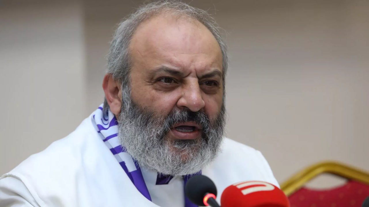 Прогноз о "палестинизации" Армении сбывается, написал в своем письме из УИУ "Ереван-Кентрон" лидер движения "Священная борьба" Баграт Галстанян. Священнослужитель напомнил, что предупреждал о таком развитии событий еще в декабре 2020-го после окончания 44-дневной войны , когда власти заговорили о т.н. анклавах. Я подчеркивал, что этот путь ведет нас к "палестинизации": окруженная со всех сторон страна, с дорогами и пропускными пунктами, контролируемыми противником, на севере - отданные села и территории Тавуша, а на юге - дорога или так называемый "коридор", отрезающий Сюник. К сожалению, этот прогноз сбывается.