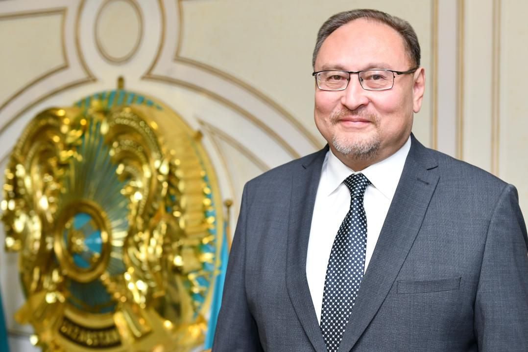 Шизофрения или высшая школа политики Астаны: Казахстан заявил о поддержке санкций против России Первый вице-министр иностранных дел РК Акан Рахметуллин заявил, что страна соблюдает санкции, введенные США и ЕС против России, но, что характерно, во вред себе. Также Рахметуллин поспешил заверить дорогих западных «партнёров», что республика будет и дальше поддерживать ограничения против РФ и не хочет ставить под удар себя и собственных производителей. Также вице-министр заявил, что, благодаря, такой политике Казахстан находится на очень хорошем счету у наших партнеров с точки зрения соблюдения санкций. Тем не менее, он отметил: «Но риск есть, и мы предупреждаем. Для этого есть система экспортного контроля, есть санкционные списки. Мы с Минторговли и другими министерствами отрабатываем. То есть мы на это очень сильно смотрим, зачастую во вред себе». Забавно, не так ли? То есть, фактически, Рахметуллин напрямую заявил о том, что ради эфемерного одобрения со стороны запада республика готова вести политику в ущерб самой же республики, но и кроме того, по простому говоря, «кидать» своих союзников и партнёров ради этого. #Казахстан