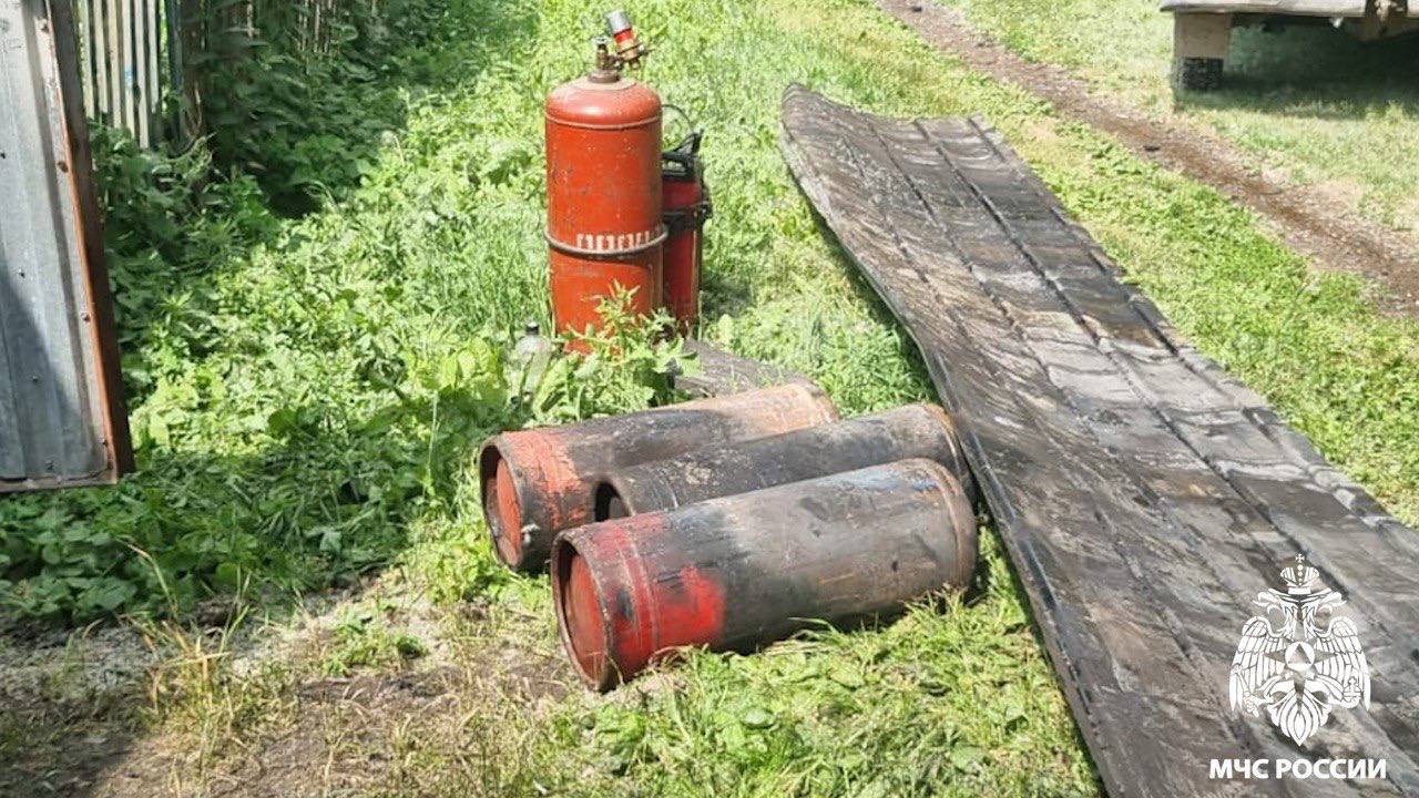 В Юрге сотрудники МЧС России ликвидировали пожар на улице Строительной. К моменту прибытия первого подразделения пламя охватило крышу дома, гаражи, легковой автомобиль и кабину грузовика. Из гаража вынесли 6 газовых баллонов. У одного из них произошла разгерметизация. Вести-Кузбасс