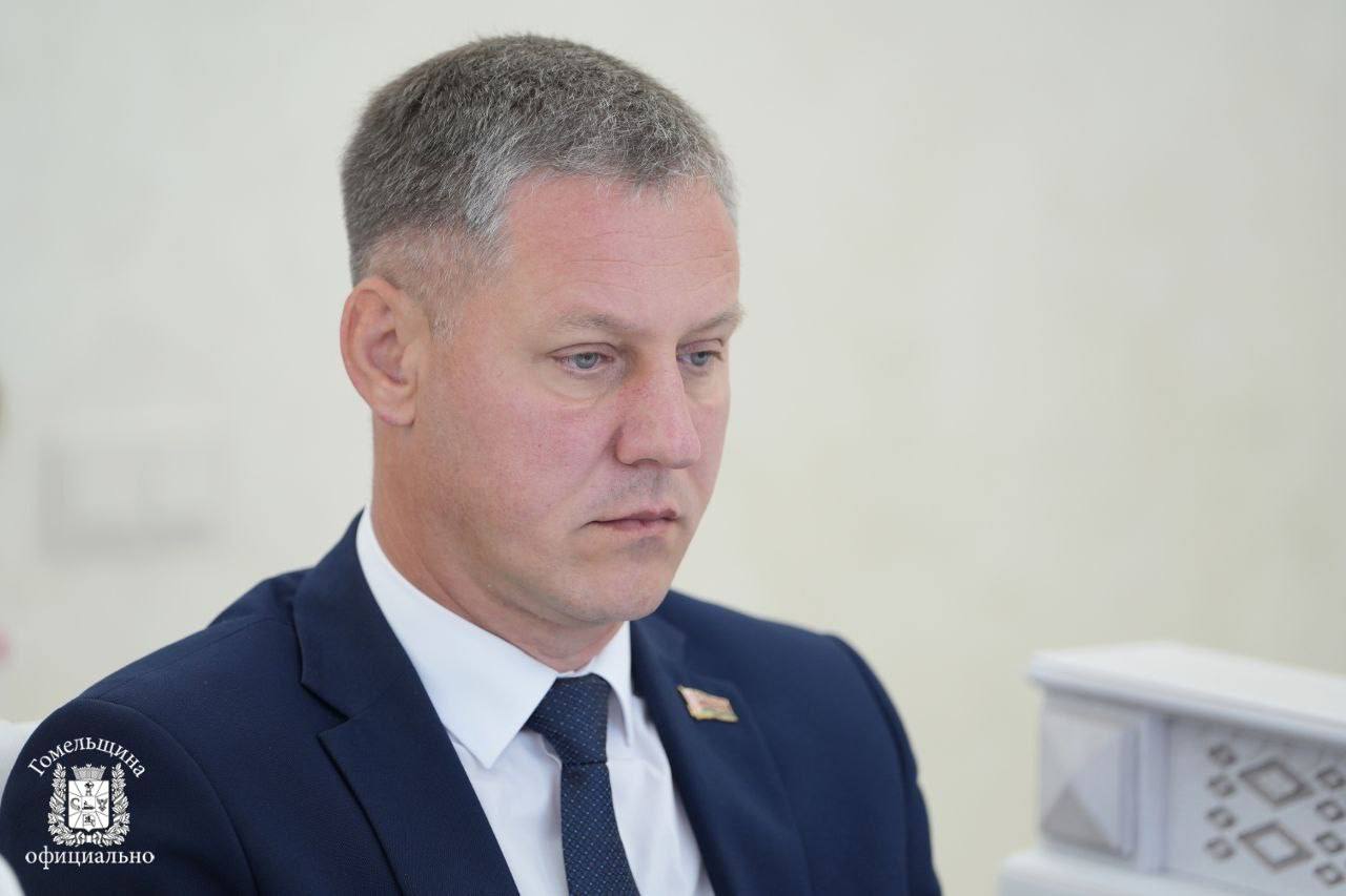 Помощник Президента – инспектор по Гомельской области Руслан Пархамович поручил руководству Железнодорожного района Гомеля решить вопрос подключения жильцов многоквартирных домов к благоустройству дворовых территорий.   Как отметил председатель облисполкома Иван Крупко, данная работа должна быть проведена по всей области. Задача отрасли ЖКХ – выработать единую систему, которая будет реализована на территории региона.  «Практику акции «Чистый четверг» можно перенести на выходные дни и пригласить жильцов многоэтажек к совместному наведению порядка».