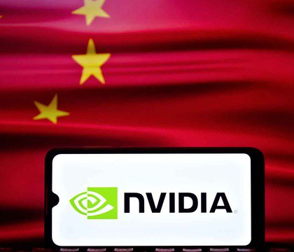 NVIDIA начнет поставки ИИ GPU H200 в Китай к середине февраля без запуска производства Reuters Как сообщает Reuters NVIDIA проинформировала китайских клиентов о планах начать поставки ИИ ускорителей H200 в середине февраля Компания рассчитывает отгрузить первую партию за счет уже имеющихся запасов однако сроки и объемы поставок зависят от решений китайских регуляторов