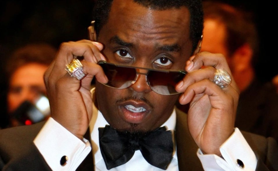 Рэпер Пи Дидди Шон Комбс приговоренный к 50 месяцам тюрьмы за перевозку женщин через границу с целью вовлечения в проституцию может выйти на свободу раньше срока который должен завершиться весной 2028 года сообщили в программе Good Morning America на телеканале ABC News Информация о потенциальном досрочном освобождении Пи Дидди указана в базе Федерального бюро тюрем США Там говорится что рэпер выйдет на свободу из Метрополитенского центра содержания под стражей 8 мая 2028 года Как отмечает ABC News эта дата еще может измениться Срок заключения Пи Дидди могут сократить на 12 месяцев в случае если его отправят отбывать его в тюрьму Форт Дикс а сам рэпер пройдет программу лечения от наркомании предлагаемую заключенным с зависимостями Фото Eric Gaillard Reuters Картина дня в телеграм канале РБК