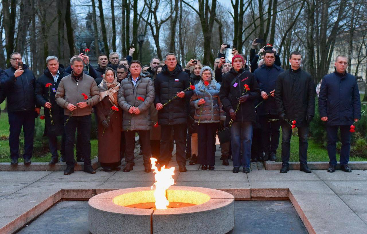 В Новгородской области проходит второй очный модуль программы «Школа мэров» для участников третьего потока  Губернатор Андрей Никитин подчеркнул важность совершенствования муниципального управления через преобразование районов в округа и оптимизацию процессов, сохраняя качество работы.    Участники модуля изучили лучшие практики управления в ЖКХ, городской среде, земельных и имущественных вопросах, туризме и социальной поддержке, а также методы бережливого управления для повышения эффективности услуг.    Спикерами выступили мэр Великого Новгорода Александр Розбаум и главы муниципалитетов. Елена Комарова, глава Старорусского района, отметила важность осознания своей роли в служении территории и умения работать в команде.    Программа «Школа мэров», созданная по поручению Президента России, реализуется ВШГУ Президентской академии при поддержке Администрации Президента РФ и ВАРМСУ.