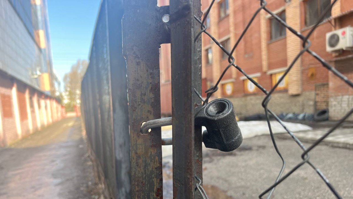 ФСБ задержали жителя Самары за госизмену и шпионаж в интересах недружественной страны В Самарской области завершено расследование резонансного уголовного дела о государственной измене Как сообщает пресс служба УФСБ России по региону подозреваемый в период с марта по октябрь 2024 года занимался сбором и передачей информации в интересах спецслужб Украины  По данным следствия мужчина используя защищенные интернет мессенджеры передавал данные которые могли нанести ущерб безопасности Российской Федерации в том числе в контексте проведения СВО Мотивом своей противоправной деятельности фигурант как установили следователи назвал личное несогласие с целями СВО При этом его действия носили осознанный и целенаправленный характер Комплекс оперативно розыскных мероприятий включавший контроль переписки позволил сотрудникам контрразведки полностью документировать его связь с украинским куратором и собрать неопровержимые доказательства В рамках дела были также изучены его контакты в Самаре для выявления возможных сообщников ГТРК Самара MAX lВК lОК lСАЙТ