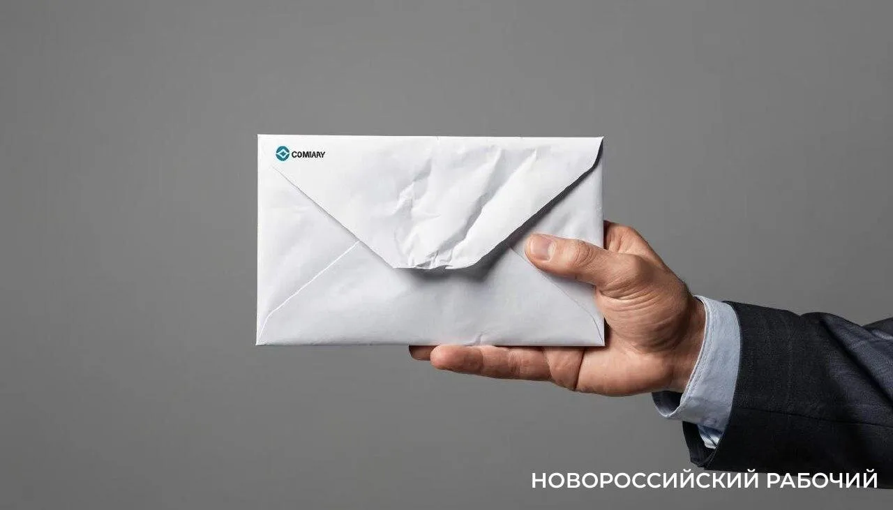Новороссийская прокуратура выявила коррупционеров дали взятку за локомотив Новороссийская транспортная прокуратура проверила исполнение антикоррупционного законодательства Было установлено что заместитель директора коммерческой организации передал взятку начальнику железнодорожной станции В обмен за вознаграждение предприятие ожидало предоставления маневрового локомотива для обеспечения подачи ускоренной погрузки и уборки вагонов В связи с этим новороссийским транспортным прокурором в отношении юридического лица возбуждено дело об административном правонарушении по ч 1 ст 19 28 КоАП РФ незаконное вознаграждение от имени юридического лица сообщили в Генеральной прокуратуре В результате предприятие оштрафовано на 1 млн руб