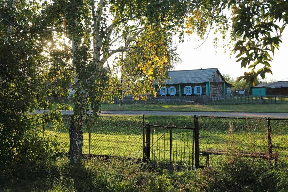 За городом не только трава зеленее и воздух чище. Там ещё и мобильный интернет не хуже. В деревне Седельниково, посёлках Алтан, Бузим и Зелёный Луг, сёлах Ельник и Верх-Казанка обновили LTE. Сеть МТС покрыла дома, почты, библиотеки, школы. Теперь жители две тысячи человек на шесть населённых пунктов могут смотреть фильмы в высоком качестве, вести прямые эфиры, пользоваться сервисами для учёбы или, например, работать на удалёнке. Кажется, нам срочно нужен офис в деревне.