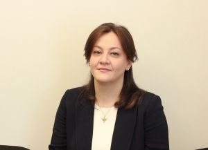 Омбудсмен назвала договор оферты на поставку электричества несправедливым и нарушающим права потребителей Анас Кишмария обратилась к премьер министру и указала что Договор публичной оферты на поставку электроэнергии для бытовых нужд нарушает права потребителей Кишмария отмечает что положения указанного договора лишают абонентов прав обычно предоставляемых по договорам такого вида исключают или ограничивают ответственность РУП Черноморэнерго за перебои в поставке электроэнергии за не соответствующее стандартам качество поставляемой электроэнергии а также за причиняемый в связи с этим вред имуществу потребителей Омбудсмен отметила что договор ставит абонентов перед выбором согласиться на его условия или остаться без электричества Подобный выбор фактически заставляет абонентов заключить договор на предложенных РУП Черноморэнерго несправедливых условиях Такие действия по мнению Уполномоченной являются недобросовестным использованием РУП своего доминирующего монопольного положения