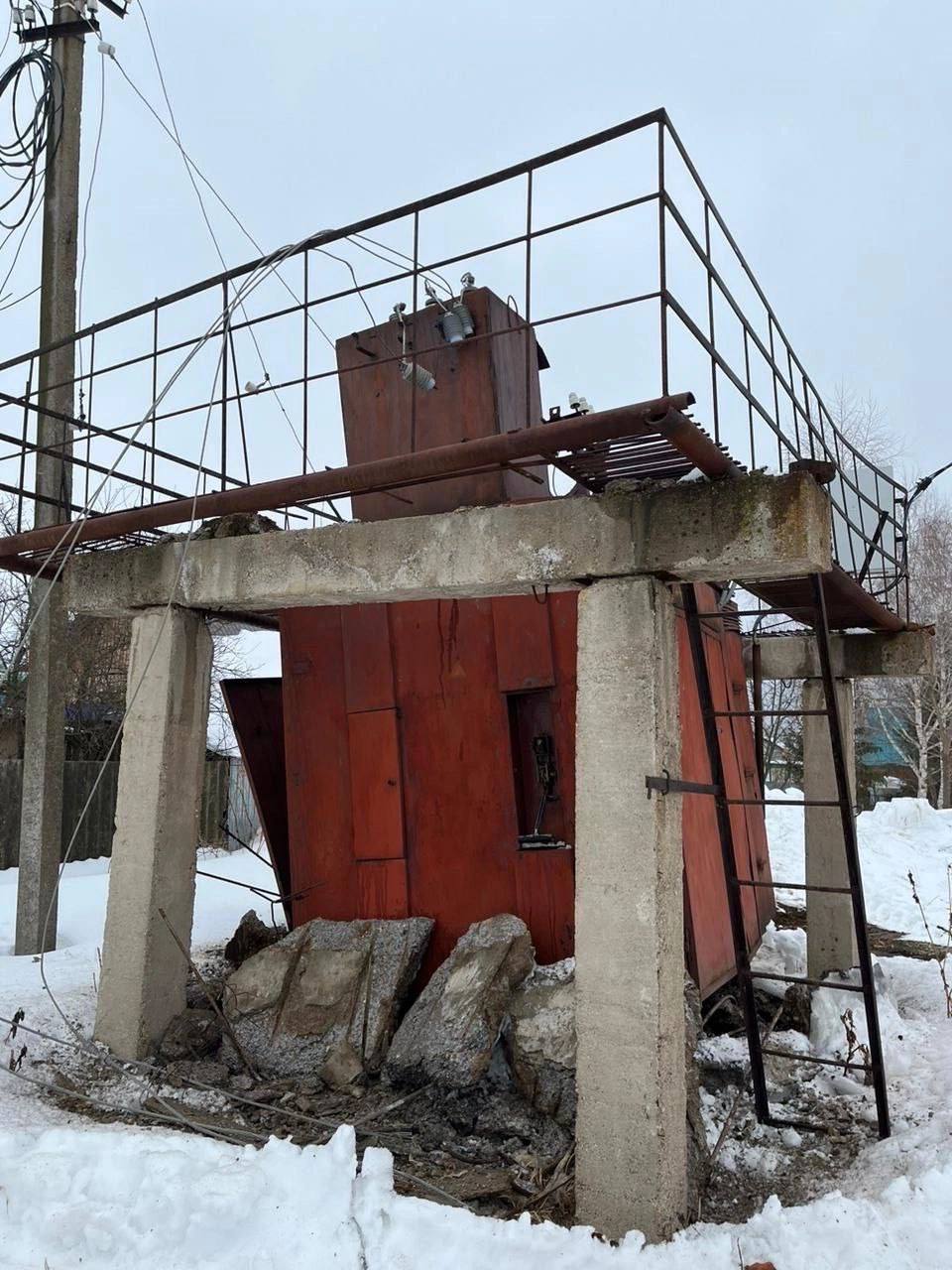 Три уфимских СНТ остались без света из-за падения трансформатора  Как сообщили в Управлении гражданской защиты города, устройство упало, так как бетонное основание полностью разрушилось. После этого сады «Дружба ШССК», «Строитель» и «Дружба 394/3» в Калининском районе остались без электричества. На место выезжали экстренные службы.  «Председателям информация по действиям доведена, жителям садов, которым некуда переехать на время проведения ремонтных работ, предложено заселиться в пункт временного размещения», — отметили в управлении.