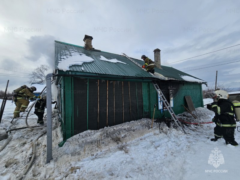 Пожарные ликвидировали возгорание в с. 3-я Падь   7 февраля в 11:25 диспетчеру Корсаковского пожарно-спасательного гарнизона поступило сообщение о возгорании частного дома на ул. Садовая, 24/3. Первый пожарный расчет прибыл через 13 минут. К моменту прибытия огнеборцев строение горело по всей площади 70 квадратных метров.    Возгорание было локализовано в 13:04, а в 14:35 полностью ликвидировано. В тушении участвовали участвовали 8 сотрудников и 2 единицы техники ГУ МЧС России по Сахалинской области, 5 человек и 1 единица техники пожарно-спасательной службы Сахалинской области, 5 человек и 1 единица техники военизированной пожарной охраны.  Погибших и пострадавших нет. Причины возгорания устанавливаются.