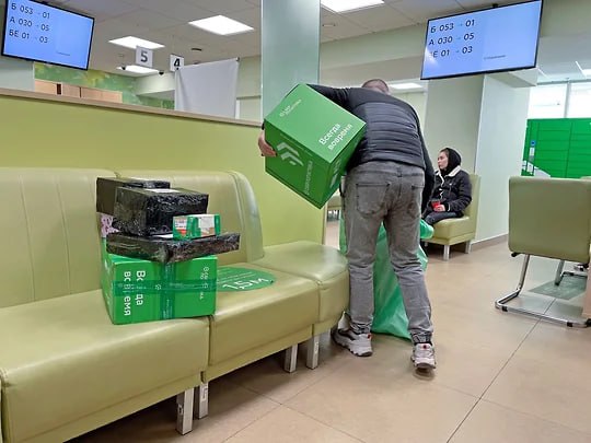 Сберлогистика запустила логокомплекс площадью 123 тыс кв м в Омске В Омске завершилось строительство складского комплекса на территории логистического парка Звездный Склад площадью 123 1 тыс кв м возведен для Сберлогистики сообщает пресс служба областного правительства Здание предназначено для хранения и обработки грузов В апреле 2024 года глава региона Виталий Хоценко называл стоимость инвестиций в проект в размере более 7 млрд руб Тогда же сообщалось что его реализацией займется инвестор который строит логопарк Солнечный ПФО групп По данным СПАРК Интерфакс ООО Логопарк Звездный с уставным капиталом 90 тыс руб было зарегистрировано в Омске 1 марта 2024 года Учредителями указаны пять физических лиц Доля в 50 у Ольги Козловой которая также является совладельцем ООО Кузбасс логистик ООО Логопарк Пермь ООО Проект девелопмент Новосибирск и ряда других компаний