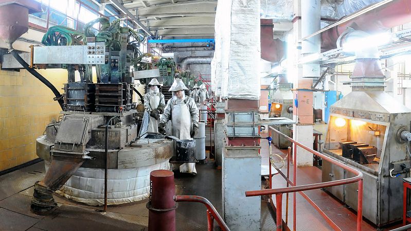 Гендиректора Росатом химии арестовали в Новосибирске за взятку на контрактах завода выпускающего ядерное топливо Железнодорожный районный суд Новосибирска отправил в СИЗО топ менеджера АО ТВЭЛ входящего в Росатом Михаила Метёлкина Его подозревают в даче взятки коммерческому директору Новосибирского завода химконцентратов НЗХК тоже входит в Росатом По версии следствия Метёлкин который возглавляет бизнес направление Специальная химия в ТВЭЛе передал 950 тыс рублей за ускорение сроков оплаты по договорам поставки сырья между НЗХК и частной компанией интересы которой представлял Метёлкин Дело возбуждено о даче крупной взятки пункт б ч 4 ст 291 УК Суд отправил Метёлкина в СИЗО до 28 марта По данным сервиса Контур Фокус Метёлкин работает гендиректором московского АО Росатом химия входящего в ТВЭЛ Сотрудника НЗХК в свою очередь подозревают в получении крупной взятки пункт в ч 5 ст 290 УК Он признал вину Об избрании меры пресечения в его отношении не сообщается Новосибирский завод химконцентратов специализируется на выпуске ядерного топлива для АЭС и исследовательских реакторов Его также называют единственным в РФ производителем металлического лития Подписаться Прислать новость Помочь бустами