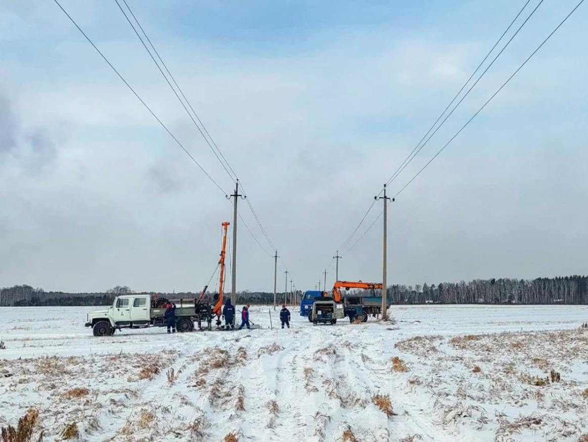 Девять районов Новосибирской области остались без света  Сильный ветер и снегопад обесточили девять районов Новосибирской области, включая Доволенский, Убинский и Сузунский. По данным «Россети Новосибирск», повреждения линий электропередач включают обрывы проводов, схлесты и разрушение изоляторов. Сильный ветер и плохая видимость значительно осложняют ремонтные работы.  Согласно прогнозу Западно-Сибирского гидрометцентра, 22 января и ночью 23 января в регионе сохраняются неблагоприятные условия: ветер до 25 м/с, снег, дождь, метели и гололедица.