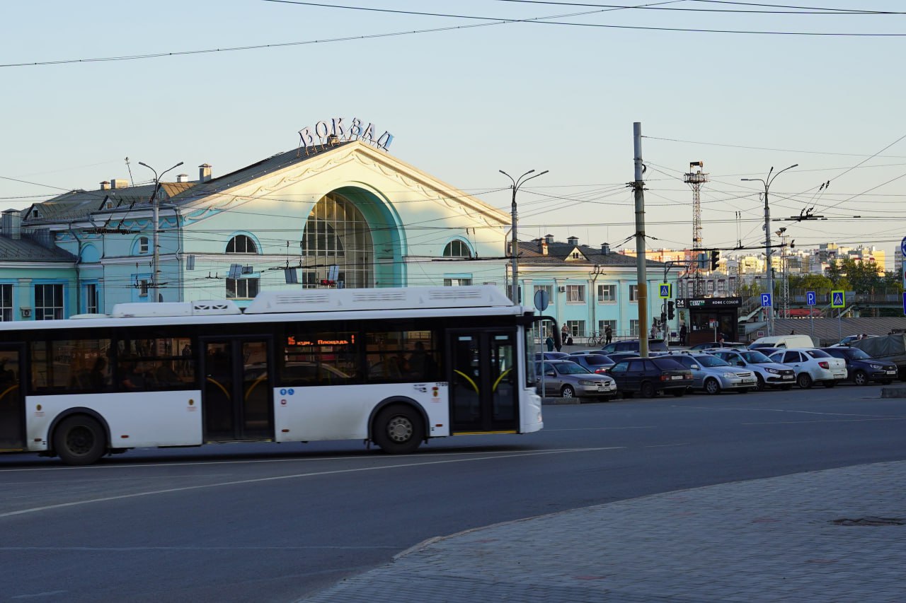 В Кирове изменят несколько маршрутов общественного транспорта в связи с предстоящим открытием дачного сезона.   С 26 апреля до 5 октября продлеваются четыре маршрута:  - автобус № 3 - до садоводства «Надежда»; - автобус № 21 - до садоводства «Лесная поляна»; - автобус № 14 - до садоводства «Домостроитель – 2»; - автобус № 44 от слободы Сошени в обход Радужного через улицу Слобода Орлы, Слобода Савинцы до слободы Варсеги. По рабочим дням предусмотрен один рейс утром и вечером, по выходным — по два рейса в утренние и вечерние часы.
