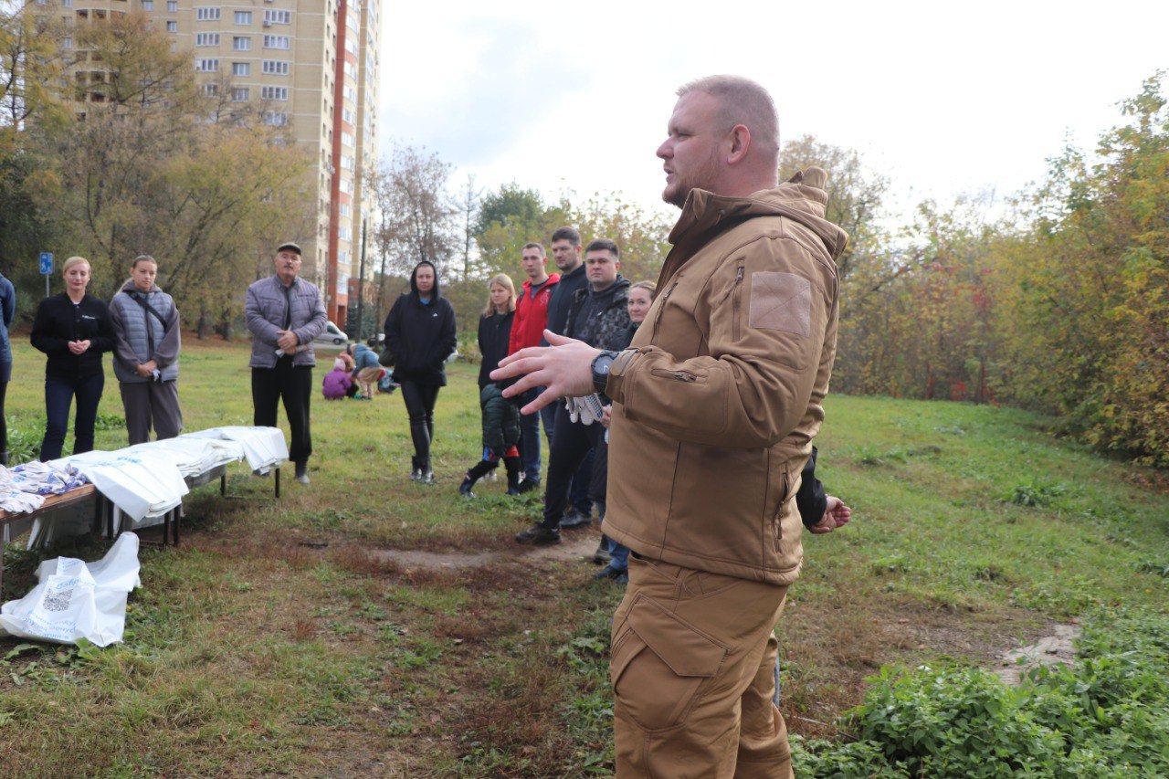 Береговую линию Клязьмы в Мытищах очистили от мусора  88 мешков с мусором собрали участники субботника в микрорайоне Пироговский на берегу Клязьмы. Вместе с жителями микрорайона в акции приняли участие волонтеры из МГТУ имени Н.Э. Баумана и Сбербанка России.    «Такие экологические акции играют ключевую роль в сохранении окружающей среды и улучшении качества жизни людей, – рассказала исполняющий обязанности заместителя управляющего Северным отделением Среднерусского банка Сбербанка Светлана Мохова. – Мы здесь были в прошлом году и собрали более 5 кубометров бытового мусора, очистив более 1500 метров береговой линии. Уверена, что результаты этого года будут не менее значимыми».   Субботник на берегу Клязьмы собрал более 50 участников под эгидой Всероссийской акции «Вода России». Участники мероприятия вносят бесценный вклад в сохранение чистоты берегов по всей стране.   «Приятно, что так много местных жителей вышло на эту акцию, – подчеркнул директор управления экологии администрации г.о. Мытищи Артур Суворов. – Мусора было много, но мы справились. Через неделю подобная акция пройдет в деревне Капустино, приглашаем всех желающих».  #мытищи_новости