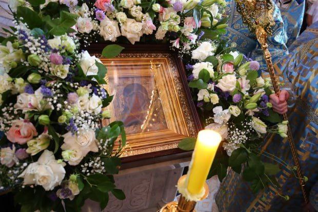 4 ноября православная церковь отмечает день Казанской иконы Божией Матери Согласно преданию Казанская икона Божией Матери стала духовной защитницей Руси в тяжелые годы Смуты В 1579 году Пресвятая Богородица явилась во сне девочке Матроне и указала ей место где после страшного пожара в Казани следовало искать чудотворный образ Послушавшись повеления Матрона отправилась на пепелище и обнаружила там икону с изображением Богородицы и младенца Иисуса В народной традиции праздник получил название Казанская осенняя Наши предки наблюдали за тем как меняется природа и делали прогнозы По приметам предсказывали какой будет погода в ближайшие дни а также чего ждать от предстоящей зимы На Казанскую ясный день к похолоданию День выдался туманным к теплой погоде Ива инеем покрылась к долгой зиме Перелетные птицы летят высоко к снежной зиме Если они летят низко снега почти не будет Алый закат и звездное небо к морозу и ясной погоде