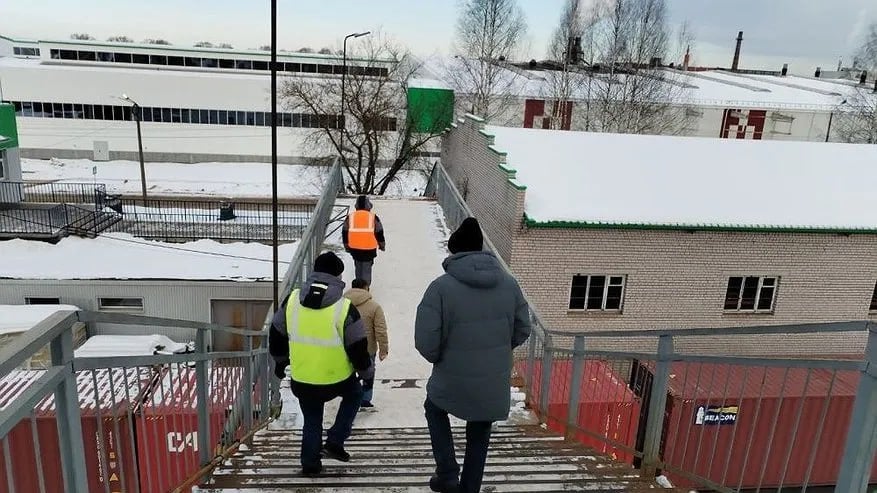 В Нововятске отремонтируют пешеходный мост через Транссиб  Дирекция благоустройства Кирова заключила контракт с на ремонт пешеходного моста через ж/д пути Транссибирской магистрали в Нововятске, который соединяет улицу Свободы в 41-м микрорайоне и проходную фанерного комбината.  По контракту подрядчик восстановит сходы и покрытия моста. На время работ для безопасного передвижения жителей будет организован альтернативный маршрут. Работы запланированы на второй квартал текущего года.