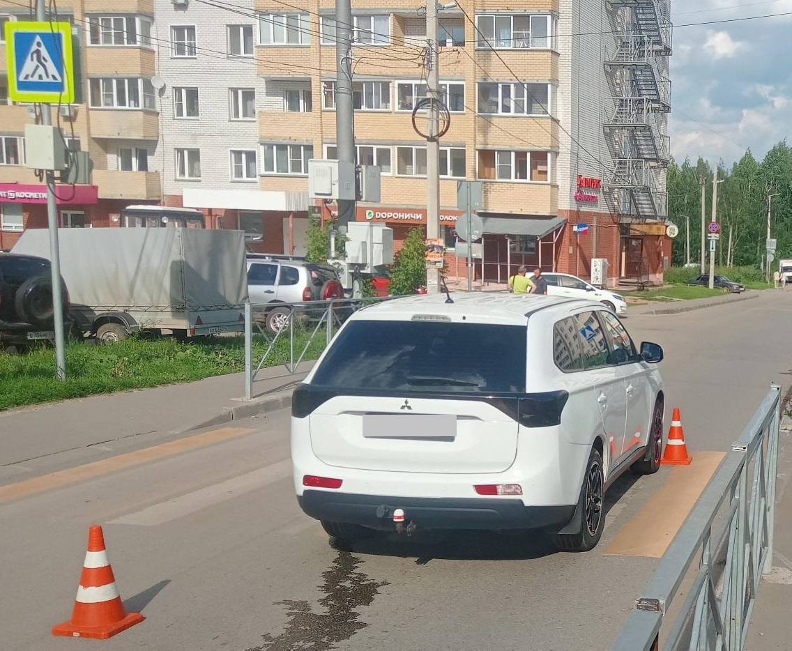 В Кирове сбили 34-летнюю женщину 9 июля, в 14:20 на улице Рудницкого возле дома номер 68А 39-летний мужчина, управляя Mitsubishi Outlander, совершил наезд на женщину. В результате ДТП пешеход получила телесные повреждения.