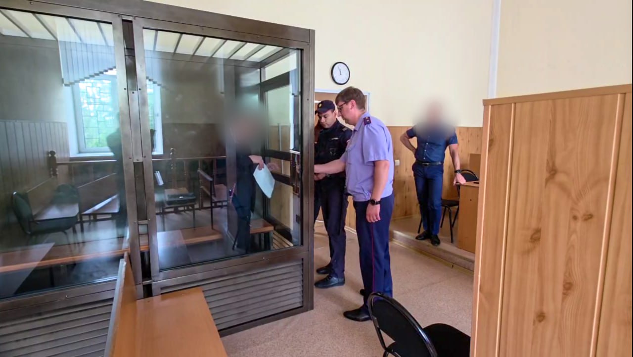 Директор Владимирского филиала одного из федеральных ВУЗов подозревается в растрате В следственном управлении Следственного комитета Российской Федерации по Владимирской области в отношении директора Владимирского филиала одного из федеральных ВУЗов возбуждено уголовное дело по признакам преступления, предусмотренного ч. 4 ст. 160 УК РФ растрата, то есть хищение чужого имущества, вверенного виновному, совершенное в особо крупном размере, лицом с использованием своего служебного положения . Следствием во взаимодействии с региональным УФСБ установлено, что подозреваемый фиктивно трудоустроил свою знакомую на должность заместителя директора по учебно-воспитательной работе филиала университета, обязанности которого та не выполняла, получаемую заработную плату расходовала по своему усмотрению. Всего с начала февраля 2020 года подозреваемый растратил вверенные ему денежные средства на сумму около 7 миллионов рублей. Фигурант задержан следователями в порядке ст. 91 УПК РФ. Мужчине предъявлено обвинение. Вину в совершении преступления он признал, судом удовлетворено ходатайство следователя об избрании ему меры пресечения в виде домашнего ареста. В настоящее время следователями проводятся допросы свидетелей, осматриваются материалы оперативно-розыскной деятельности и служебная документация, выполняются иные следственные действия, направленные на установление юридически значимых обстоятельств и всех лиц, причастных к совершению преступления. В учебном заведении и по месту жительства фигуранта проведены обыски, в ходе которых изъяты документы и денежные средства на сумму 3 миллиона рублей.