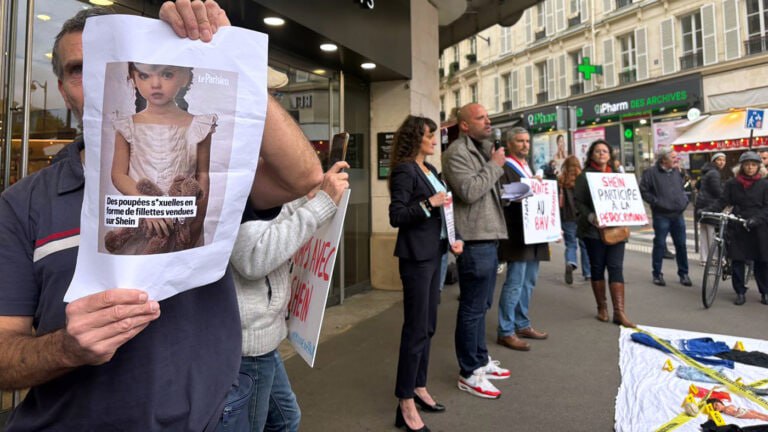 Китайский интернет магазин Shein могут запретить во Франции из за торговли секс куклами похожими на детей Об этом пишет France 24 Китайская платформа электронной коммерции убрала товар из доступа после того как французский наблюдательный орган по защите прав потребителей обнаружил там секс куклы похожие на детей Повторное появление игрушек может повлечь за собой полным запретом Shein на территории страны Инцидент произошёл всего за несколько дней до открытия первого офлайн магазина ритейлера в Париже Согласно французскому законодательству распространение материалов о сексуальном насилии над детьми в интернете наказывается лишением свободы на срок до семи лет и крупным штрафом РЕН ТВ в Telegram в MAX