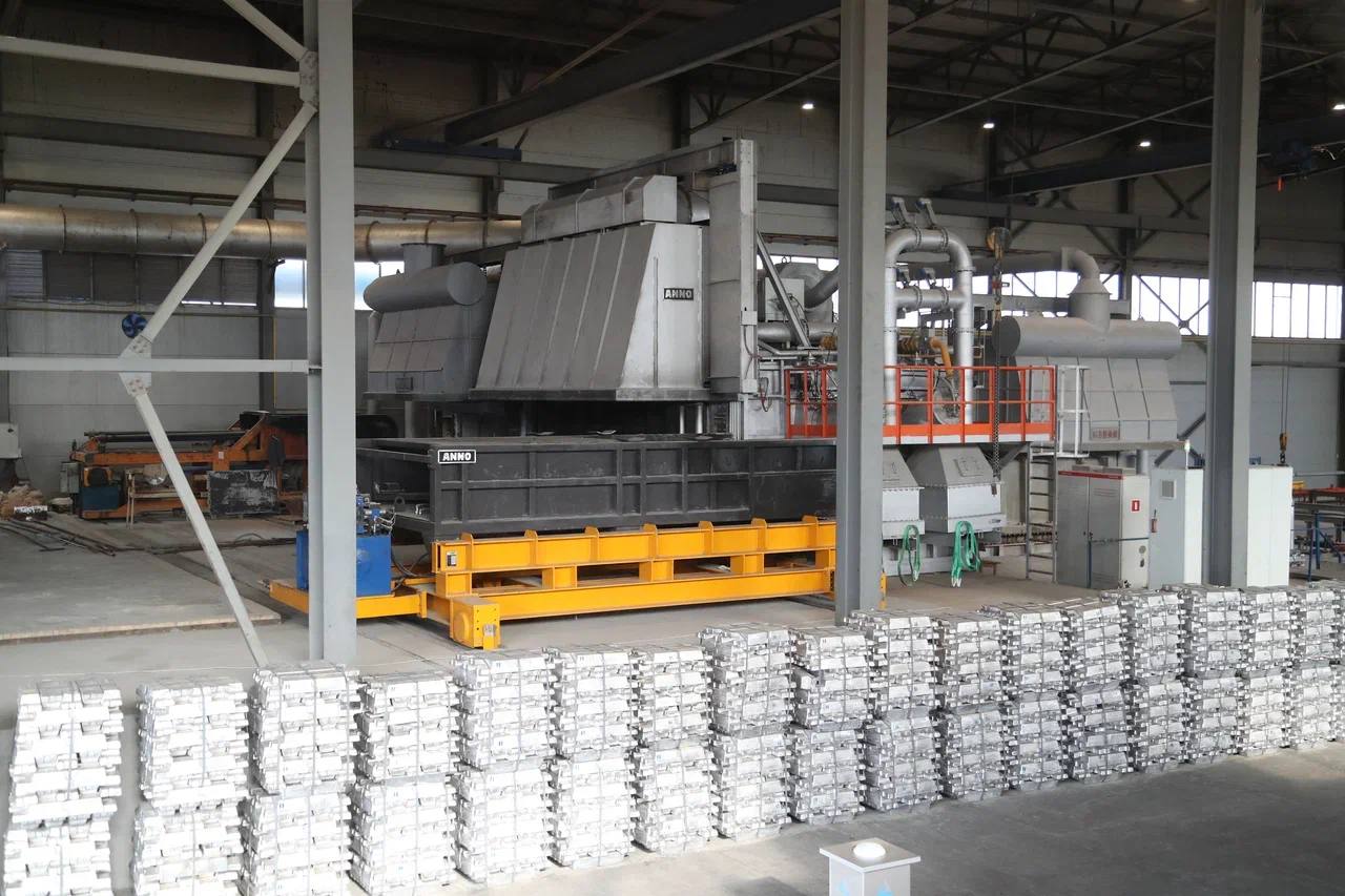 За девять месяцев 2025 года объём инвестиций в Ингушетию превысил 10 5 млрд рублей Это хороший и важный результат который говорит о растущем доверии бизнеса к нашему региону В прошлом году на Инвестиционном совете мы одобрили 7 новых проектов Уже подписаны соглашения по строительству технопарка алюминиевой промышленности гостиничного комплекса с СПА и бизнес центром в Назрани товарно форелевого хозяйства и торгово развлекательного комплекса в Магасе Ещё несколько проектов находятся на стадии оформления Мы сопровождаем 12 ранее одобренных инвестиционных проектов на сумму 5 4 млрд рублей Их реализация позволит создать почти 800 новых рабочих мест Отдельное внимание уделяем прорывным проектам Это 11 направлений с общим инвестиционным потенциалом 23 млрд рублей Уже вложено более 8 млрд рублей создано около 300 рабочих мест Раньше срока завершён проект по развитию IT индустрии в республике открыты IT академия и IT отель Готовится к открытию тепличный комплекс Сунжа Одновременно ведется системная работа по вовлечению в хозяйственный оборот объектов незавершенного строительства В Министерство экономического развития РФ направлены дородные карты по их завершению Продолжаем улучшать условия для инвесторов обновляем законодательство и предлагаем понятные прозрачные правила работы