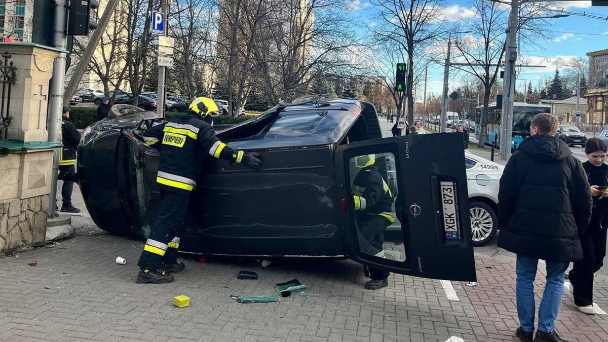 Подробности о ДТП в центре столицы   Инцидент произошел в 14:38, столкнулись автомобили «Opel» и «Ford». После удара 22-летней пассажирке «Ford» понадобилась медицинская помощь, девушку госпитализировали — сообщила для СМИ пресс-секретарь полиции Наталья Стати.